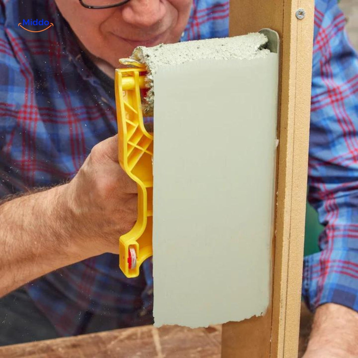 application de peinture le long des randes d'un mur avec precision et sans debordement