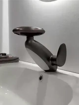 robinet extensible gris foncé élégant monté sur plan vasque de salle de bain