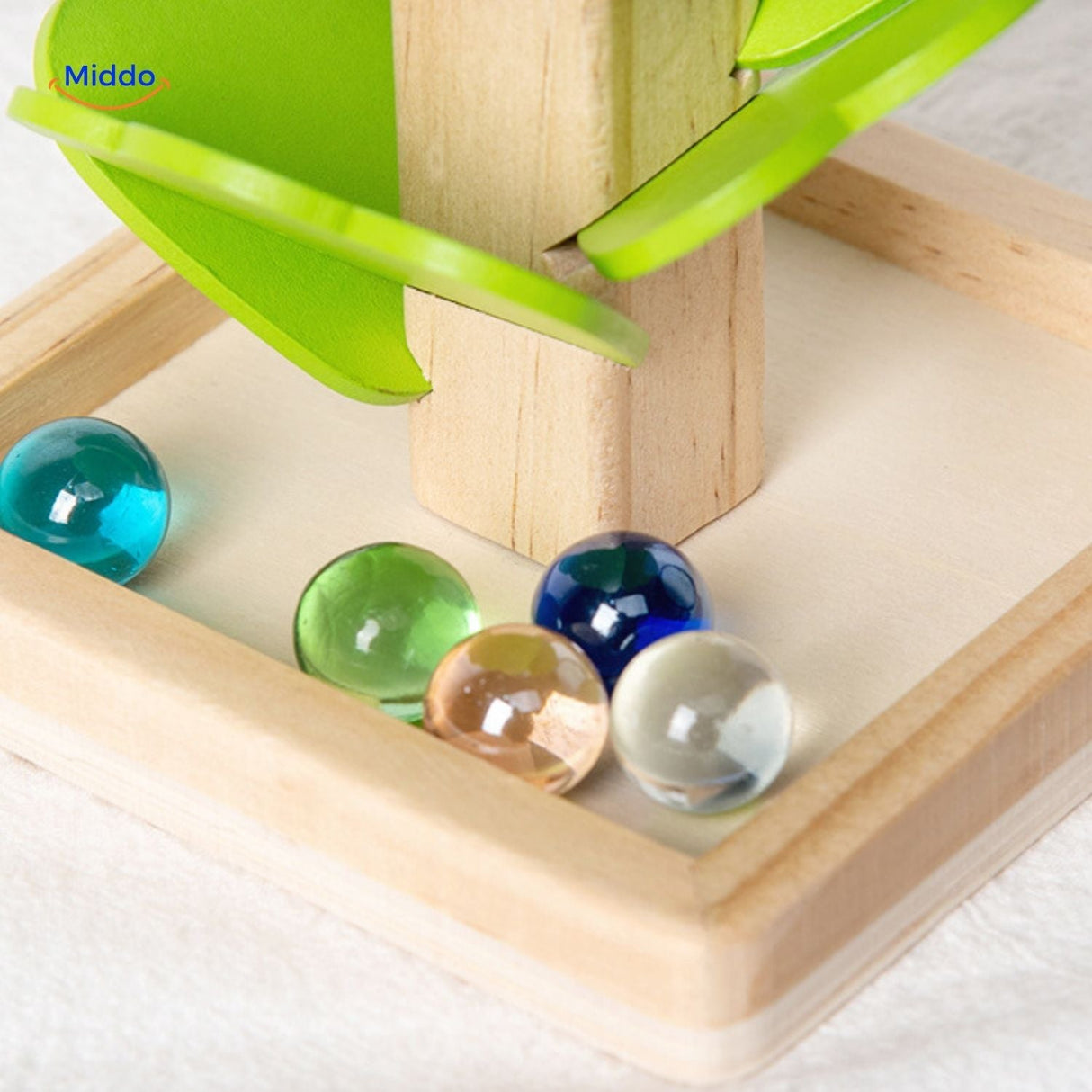 gros plan sur les billes colorées incluses dans le kit piste à billes arbre en bois