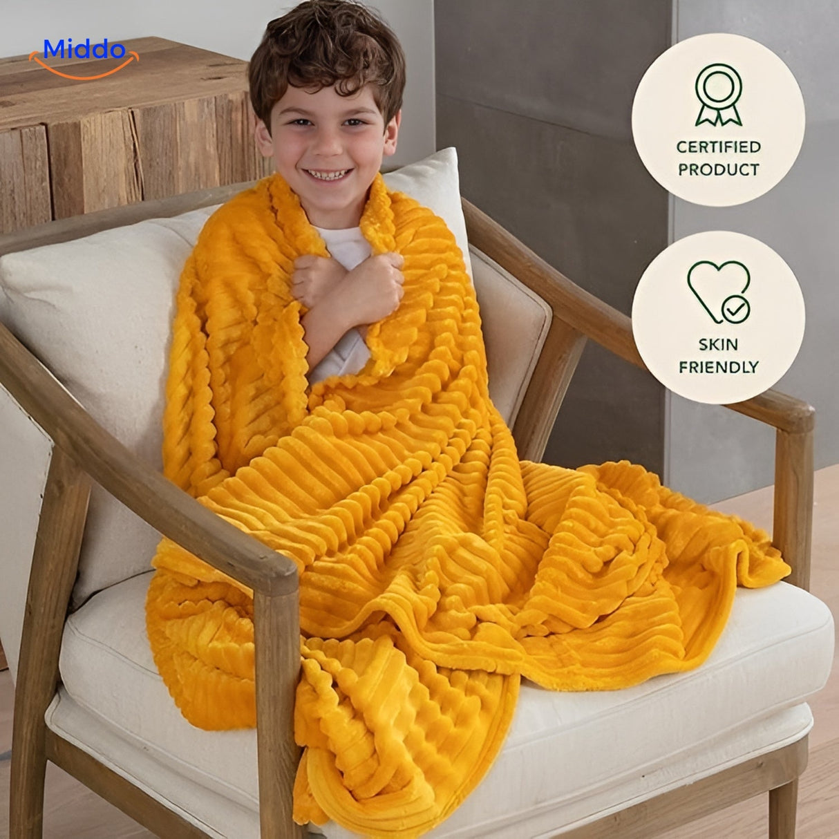 plaid en velours polaire moelleux pour enfant, garçon souriant blotti sous la couverture