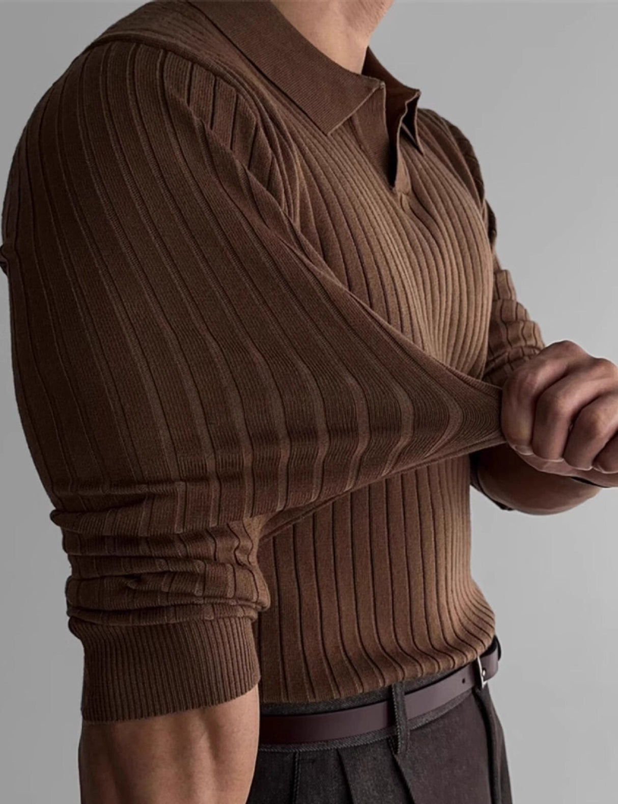polo musclefit marron avec matière extensible, coupe muscle fit parfaitement ajustée