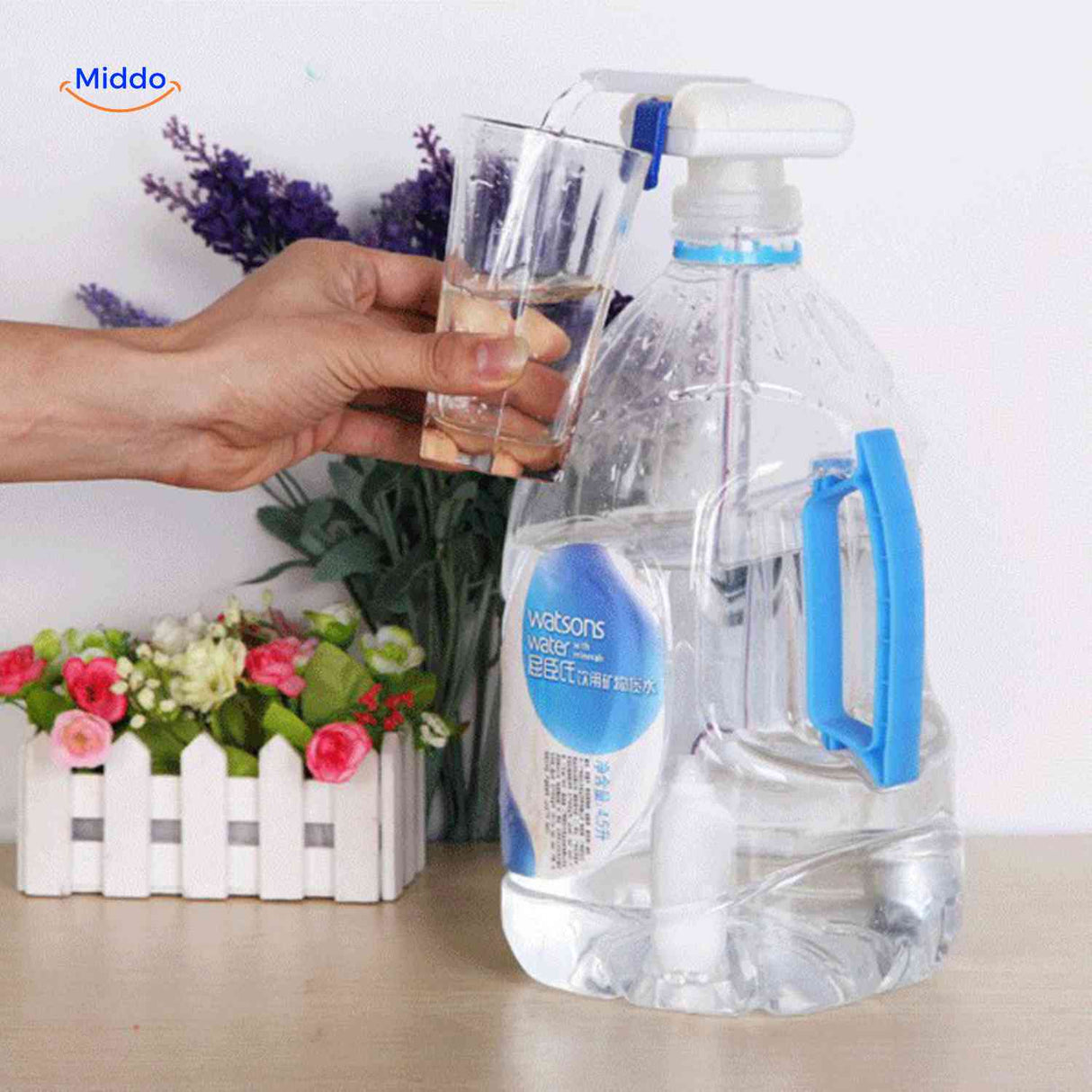 pompe à eau automatique s'adaptant sur bouteille standard pour un service sans contact