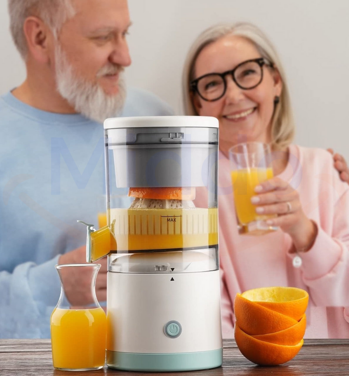 personnes souriantes utilisant le presse-agrumes pour préparer des jus sains au quotidien