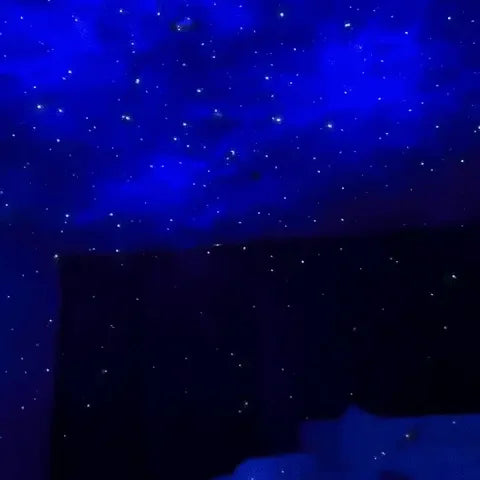 ciel étoilé magique projeté sur le plafond par le projecteur galaxie astronaute