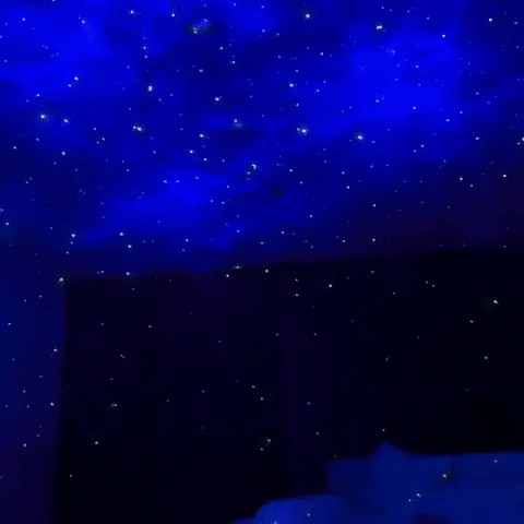 ciel étoilé magique projeté sur le plafond par le projecteur galaxie astronaute