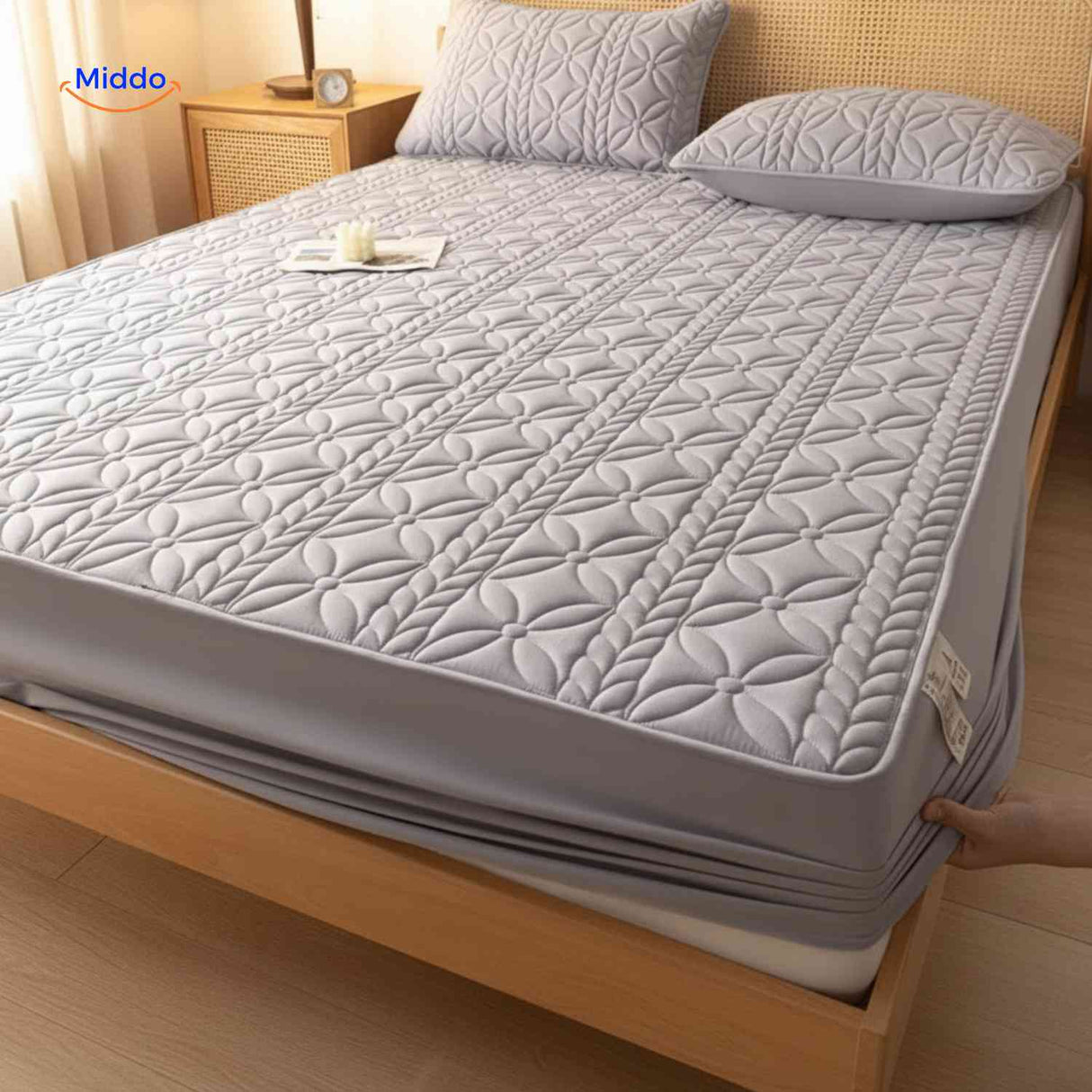 détail des coins élastiques extensibles du protège-matelas assurant un maintien parfait