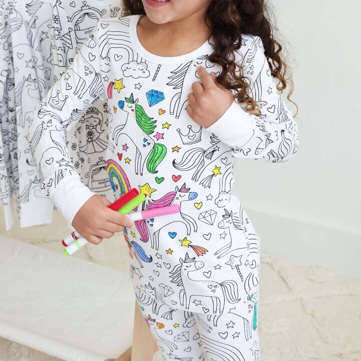 fille coloriant son pyjama à colorier motif licorne avec des feutres textiles