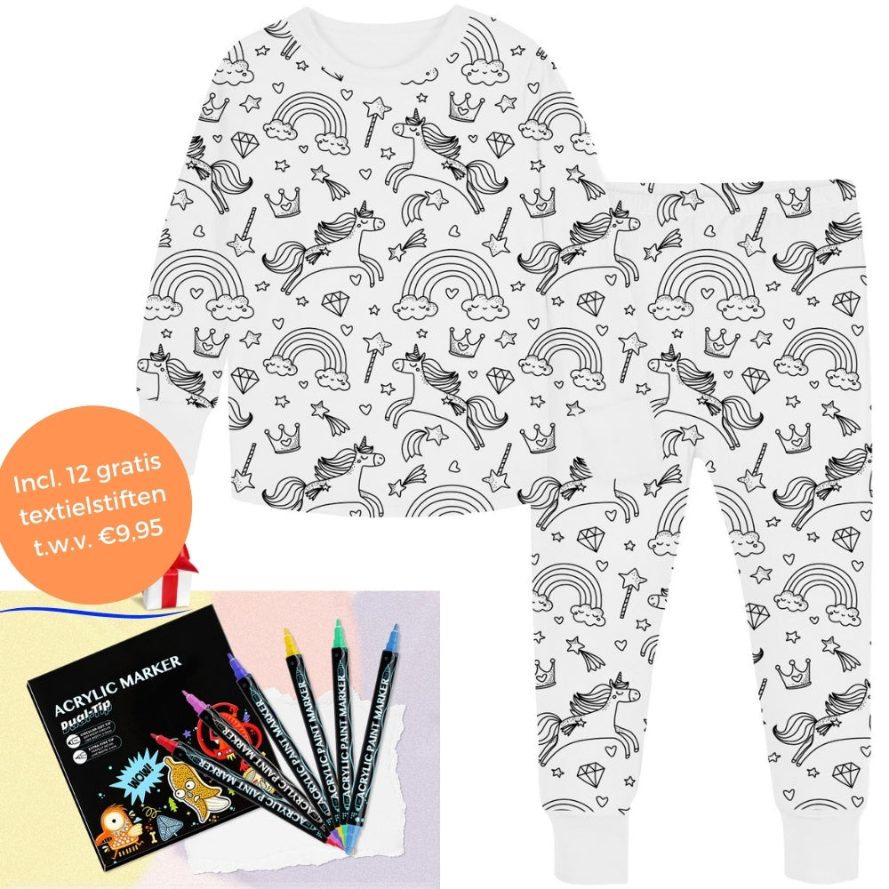 pyjama à colorier motif licorne présenté avec les 12 feutres textiles inclus dans le kit