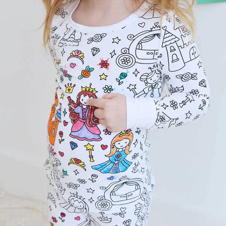 fille coloriant son pyjama à colorier motif princesse avec des feutres textiles
