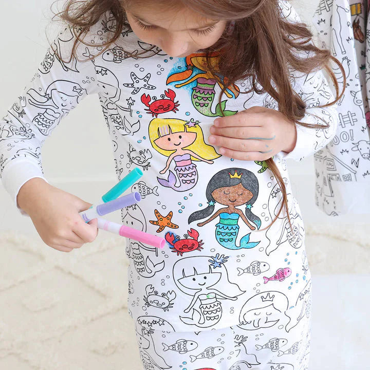 fille coloriant son pyjama à colorier motif sirène avec des feutres textiles lavables