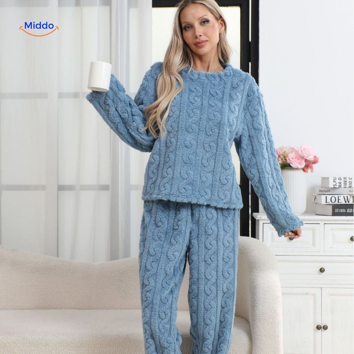 gros plan sur le tissu polaire rose avec imprimé cerises de l'ensemble pyjama