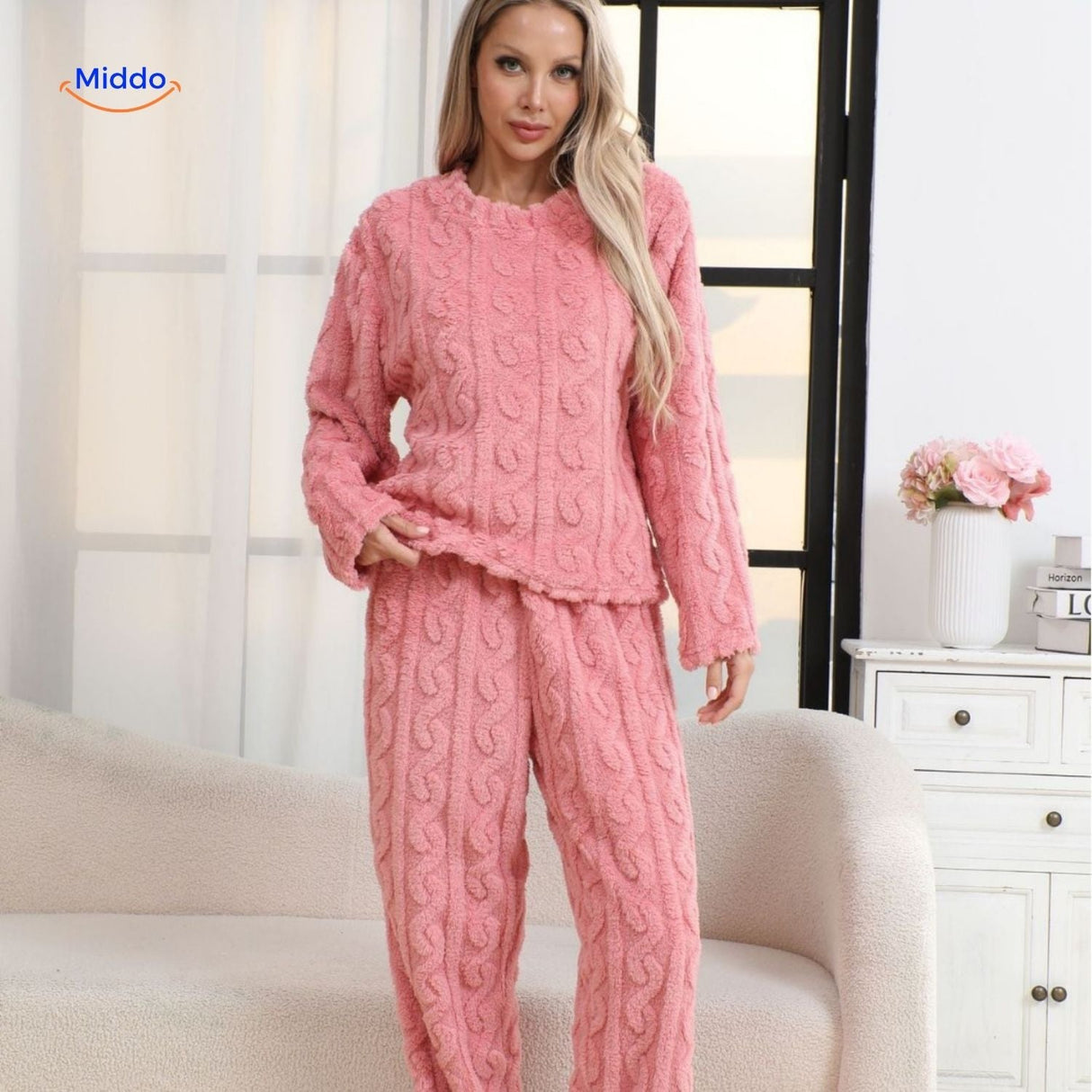ensemble pyjama polaire rose porté en situation, chaud et confortable pour les soirées