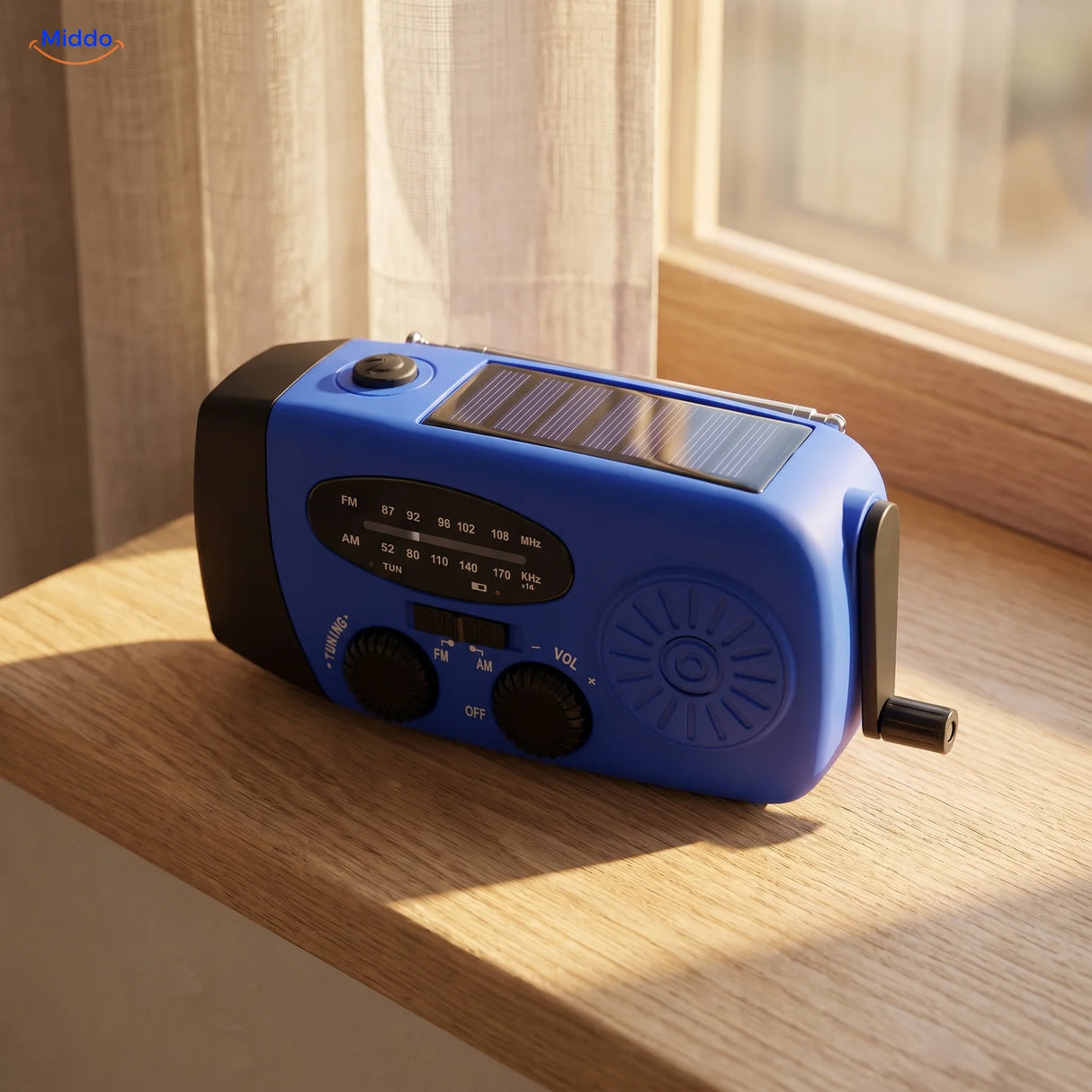 Radio d’urgence sur un rebord de fenêtre, panneau solaire encastré à plat au soleil