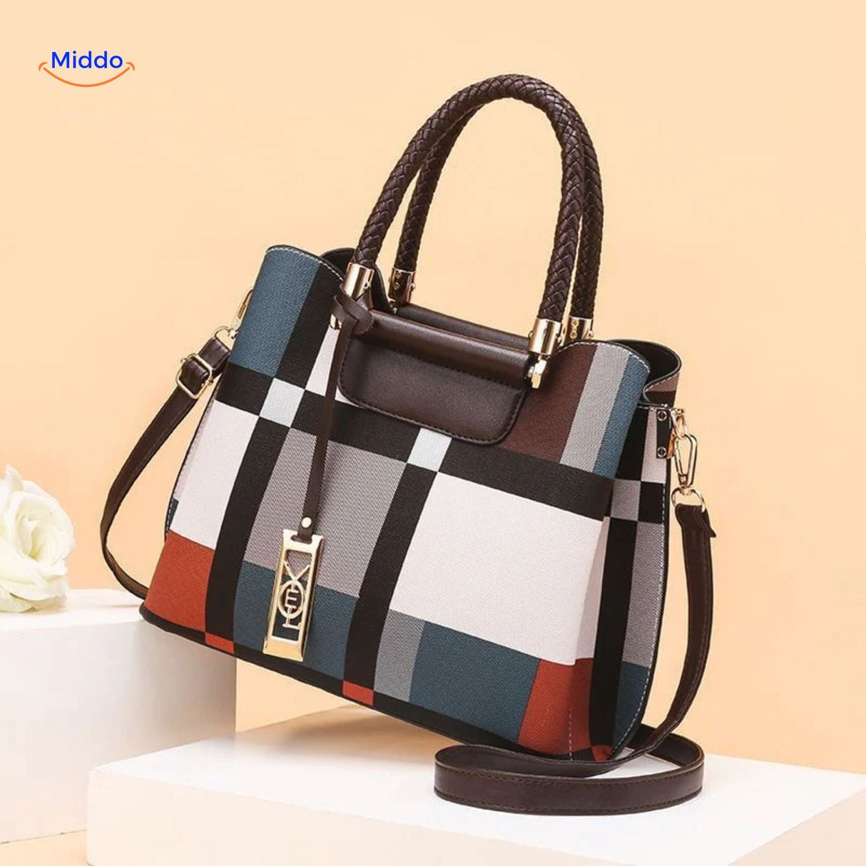 sac à main avec combinaison de couleurs vives et breloque décorative