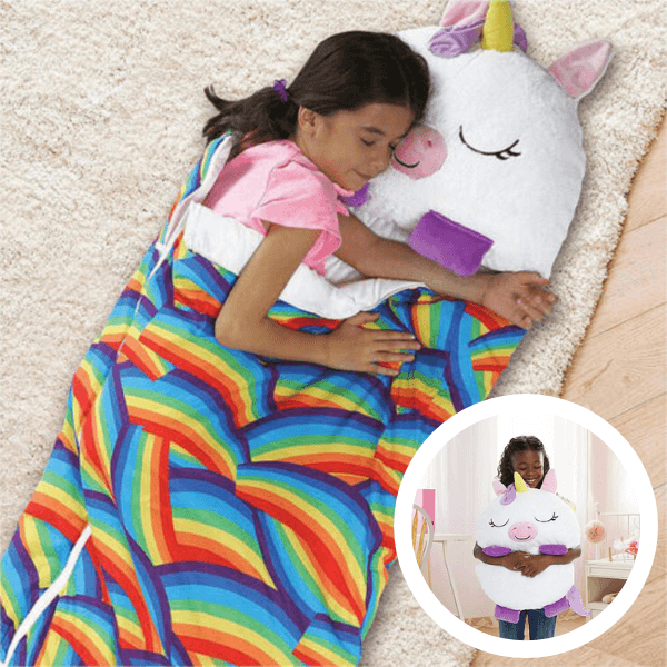 enfant glissé dans son sac de couchage peluche arc-en-ciel pour pyjama party