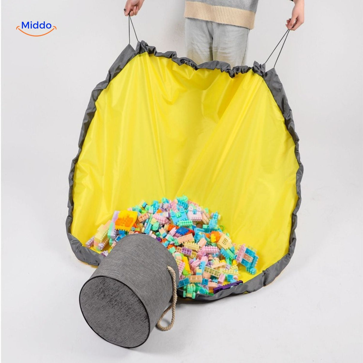 sac zippé à moitié rempli de jouets variés pour enfants