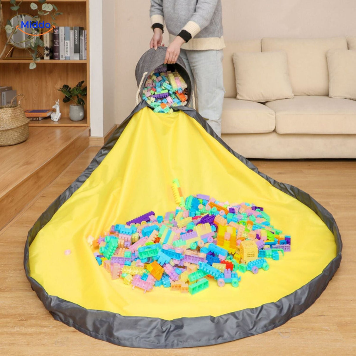 sac de rangement déplié à plat avec les jouets qui se répandent à l'ouverture