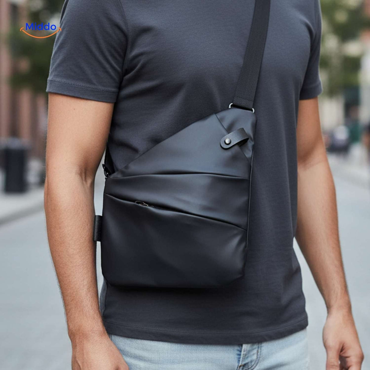 sac de poitrine noir léger porté en style casual en situation urbaine