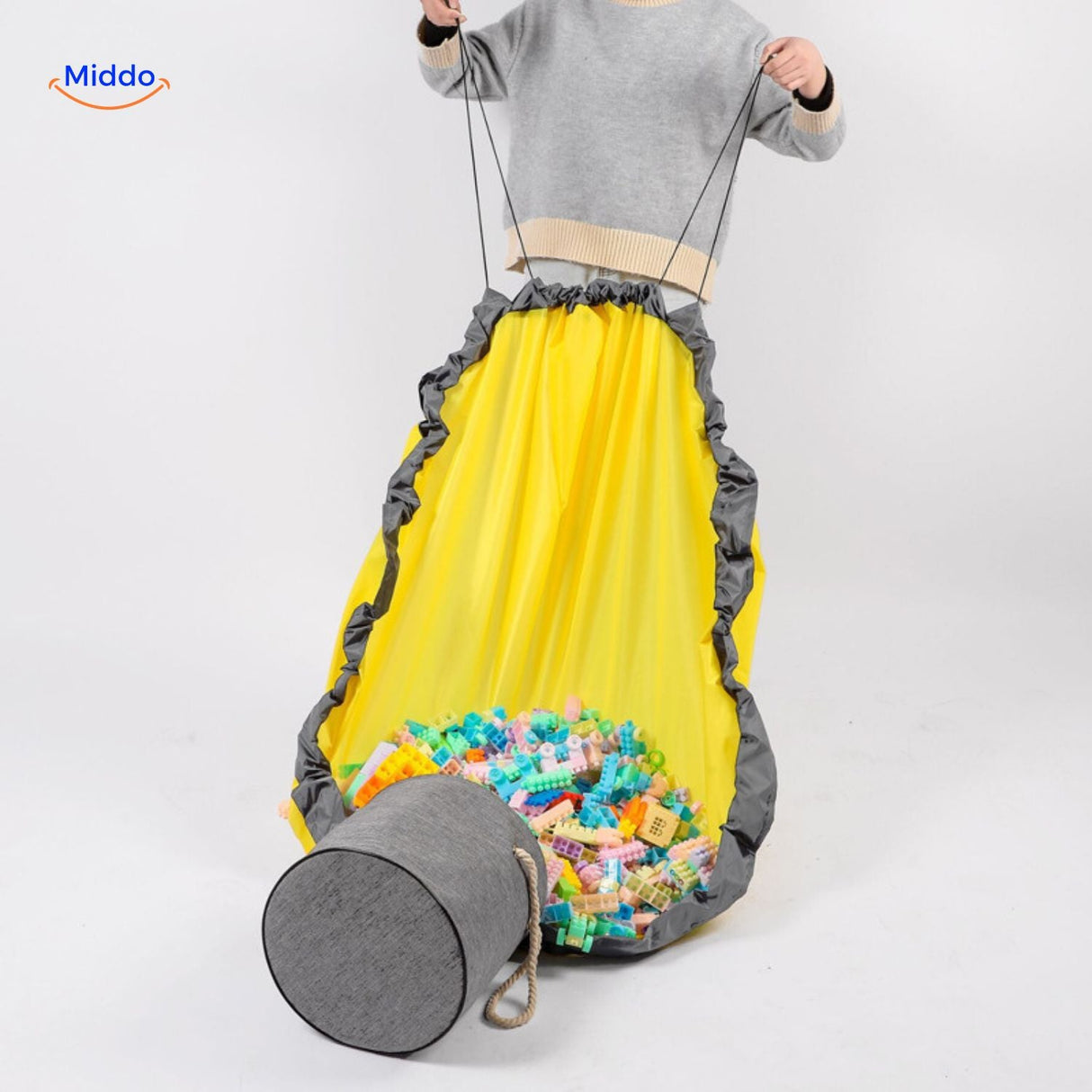sac de rangement jouets soulevé pour être rangé, pratique et portable