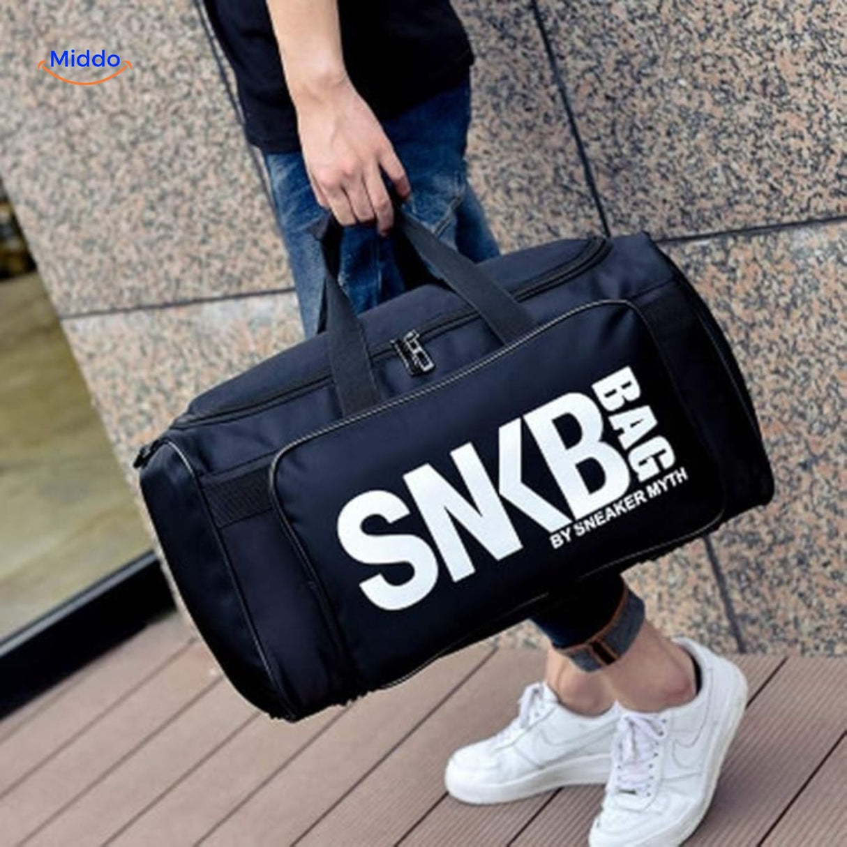 personne portant le sac de sport en ville a l'exterieur dans la rue