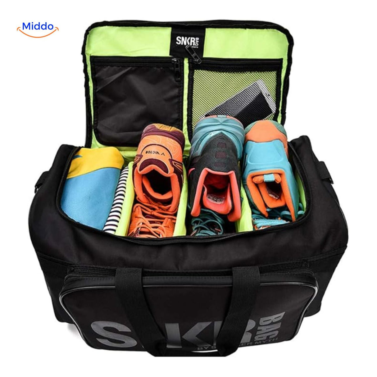 sac de sport ouvert et rempli de chaussures et de vetements, capacite de rangement visible