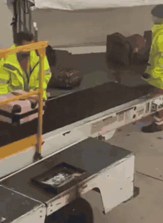 sac sous vide VacuPro en situation à l'aéroport pour faciliter la gestion des bagages