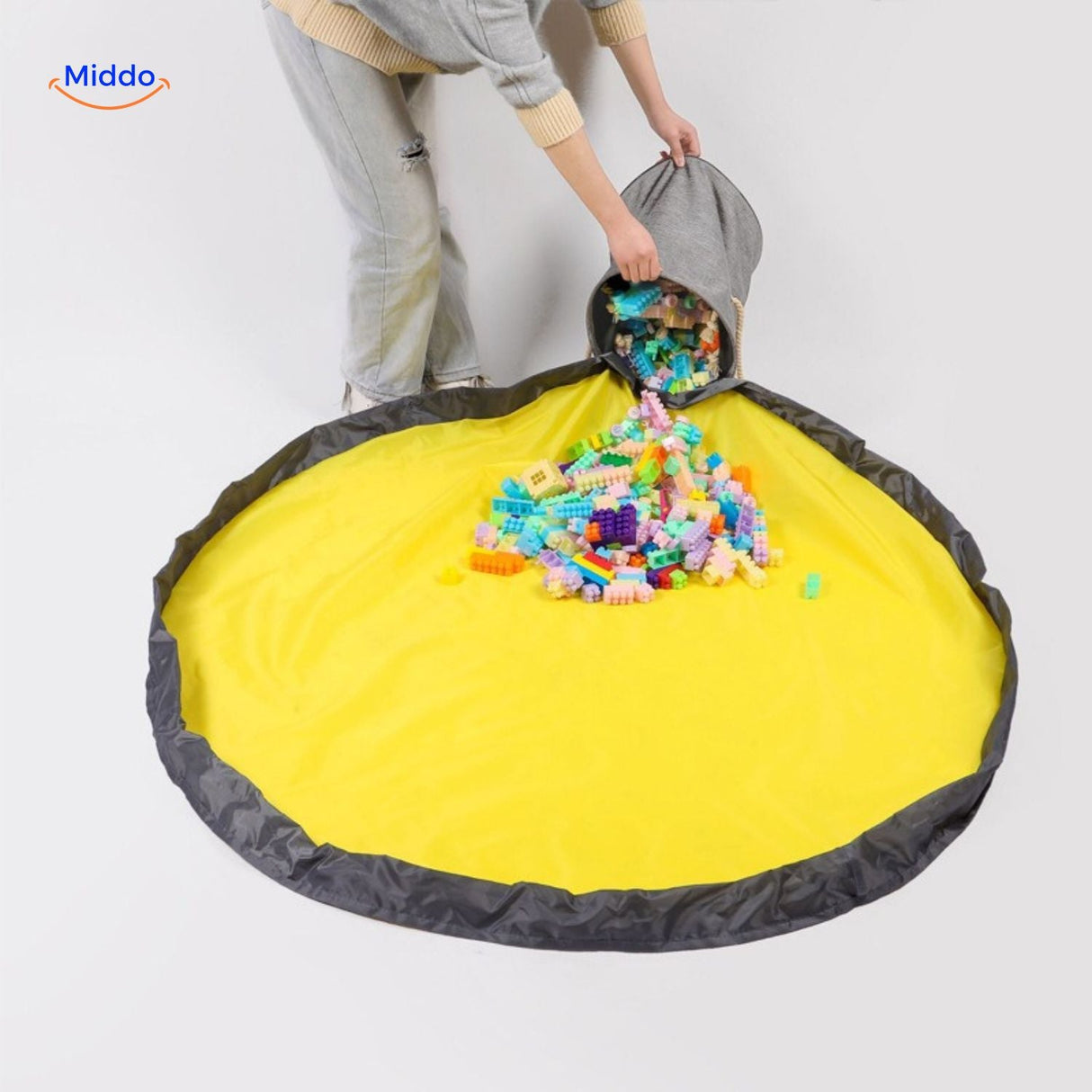 gros plan sur la cordelette de fermeture et les poignées du sac zippé jouets