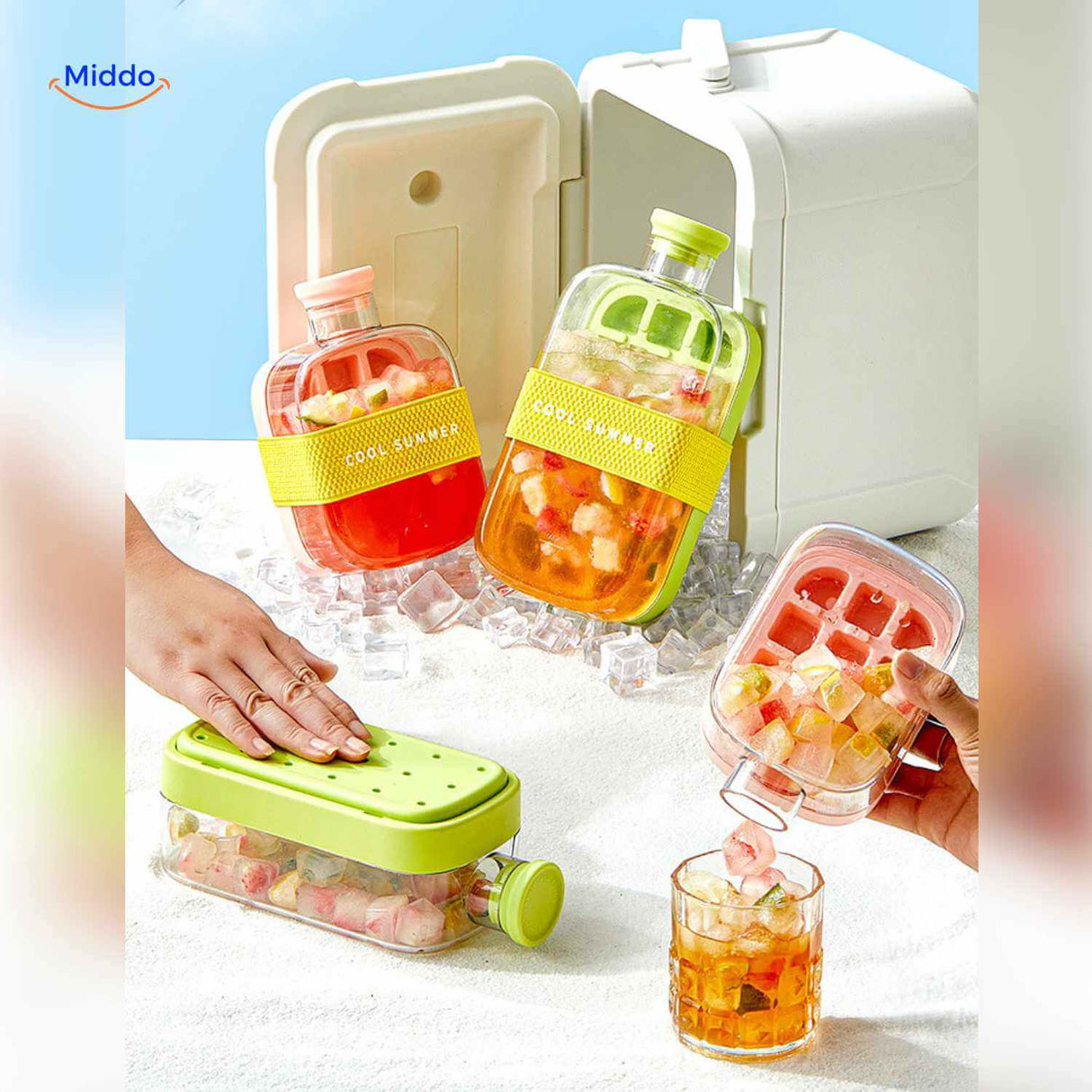 set gourde à glaçons avec glacière, glaçons aux fruits et style estival en situation