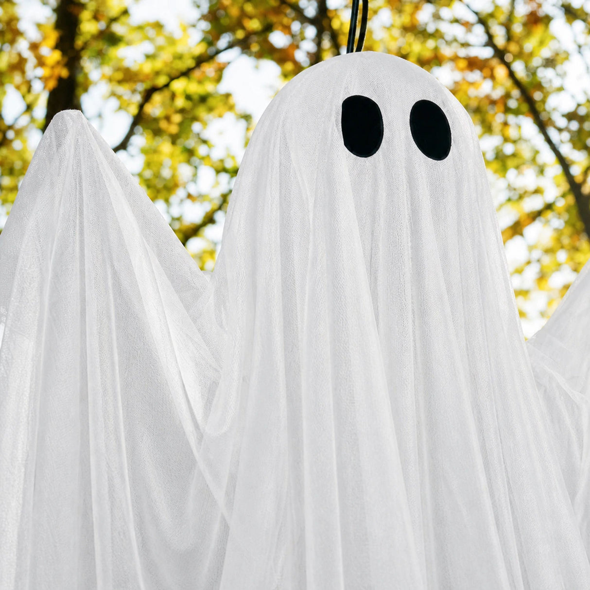 Détail du tissu blanc et des yeux ovales noirs de SpookGlow™ sans éclairage