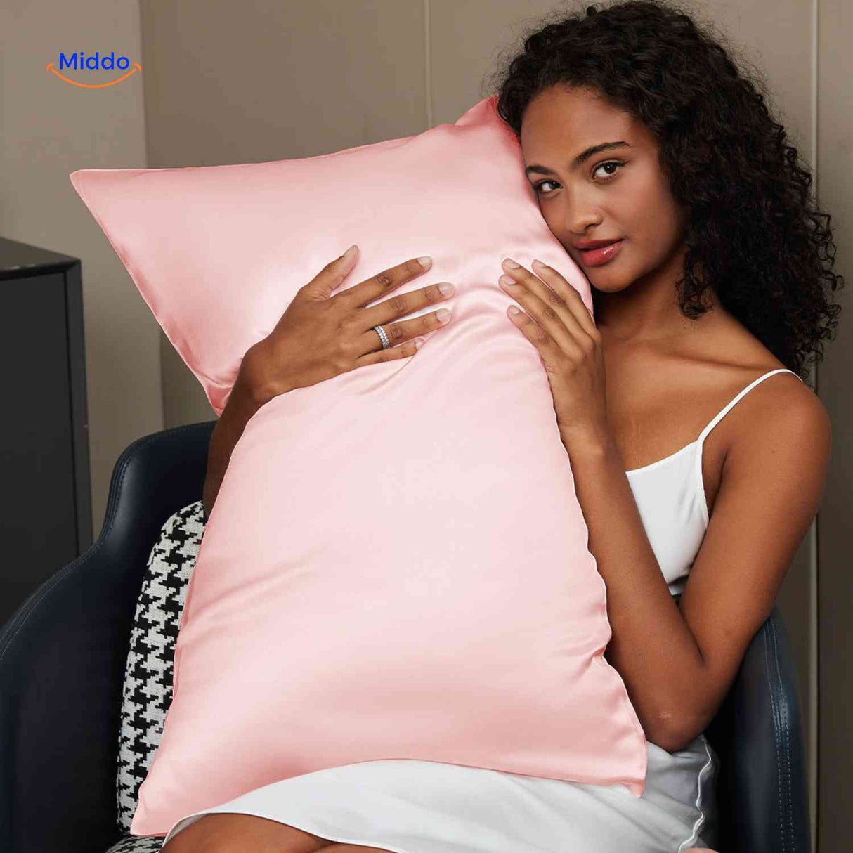 taie d'oreiller satin rose clair sur oreiller, toucher doux et confort