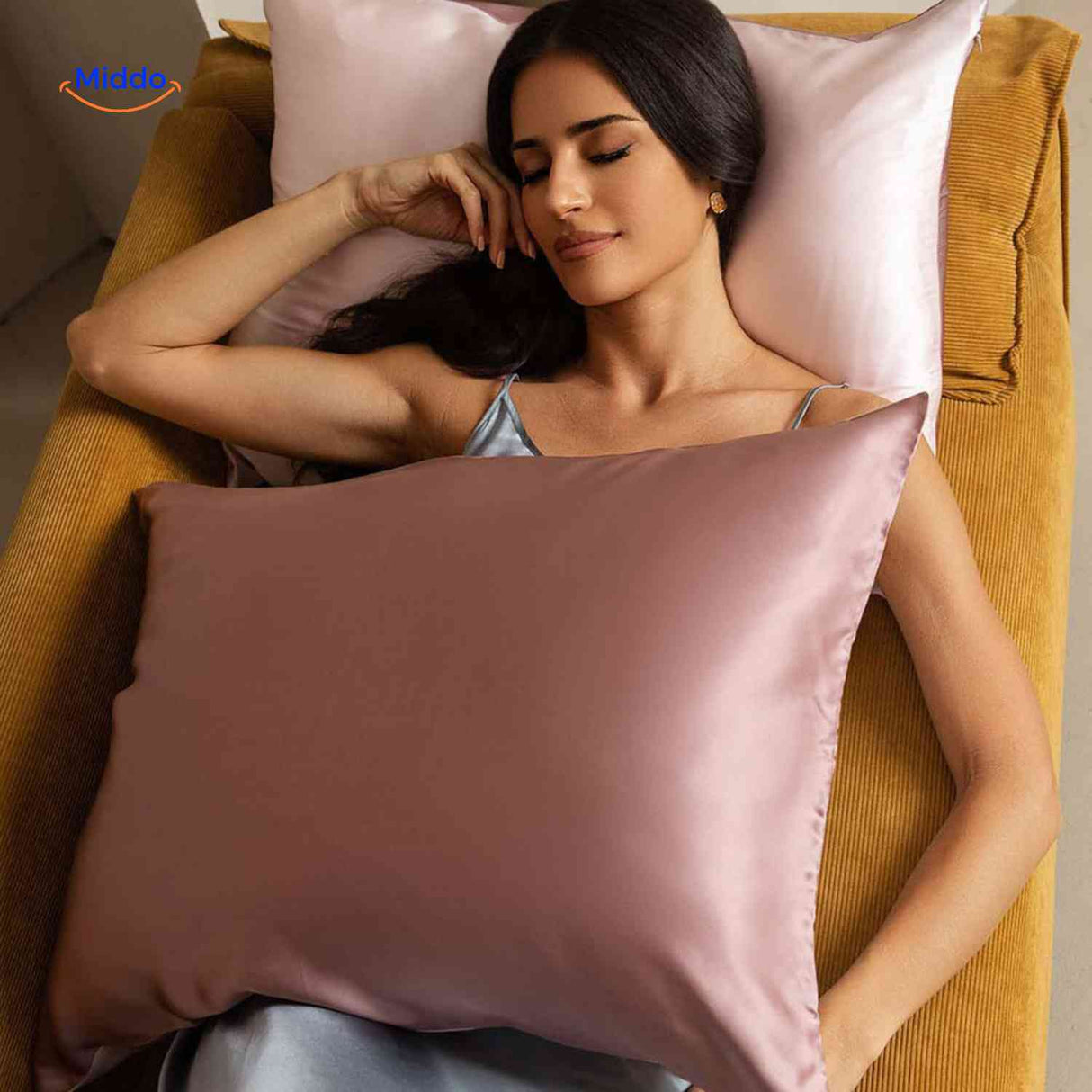 taie d'oreiller satin rose sur oreiller, douceur et confort pour bien dormir