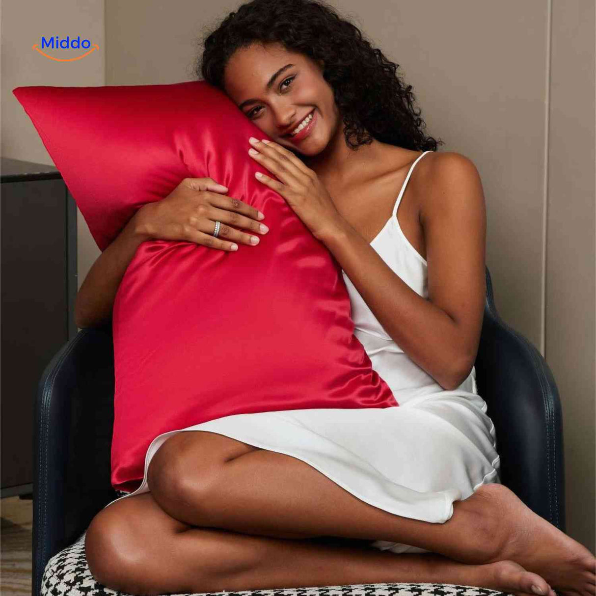taie d'oreiller satin rouge sur oreiller, confort luxueux et élégance
