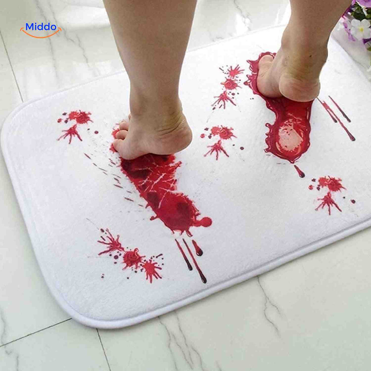 tapis de bain avec traces de pas sanglantes halloween, effet réaliste qui surprend à la sortie de la douche