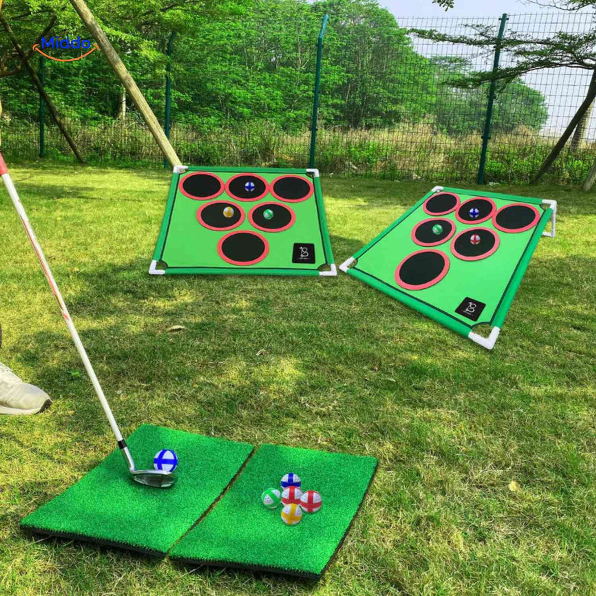 deux tapis cibles du jeu de golf déployés à l'extérieur dans l'herbe