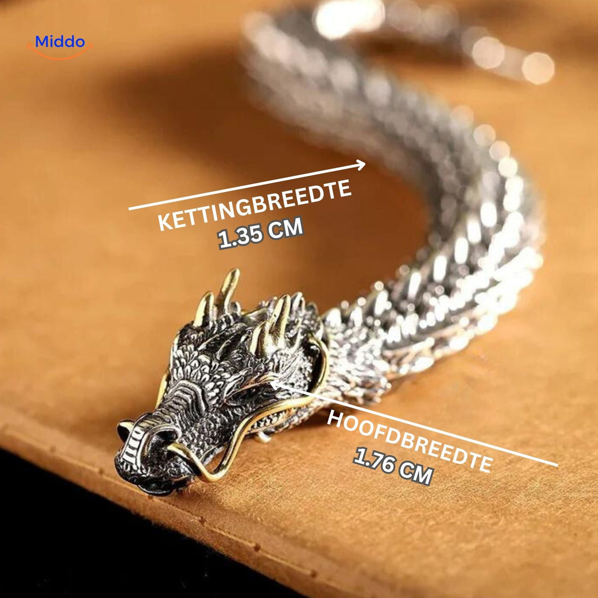 tête de dragon du bracelet posée sur une poterie sombre, rendu dramatique et artisanal