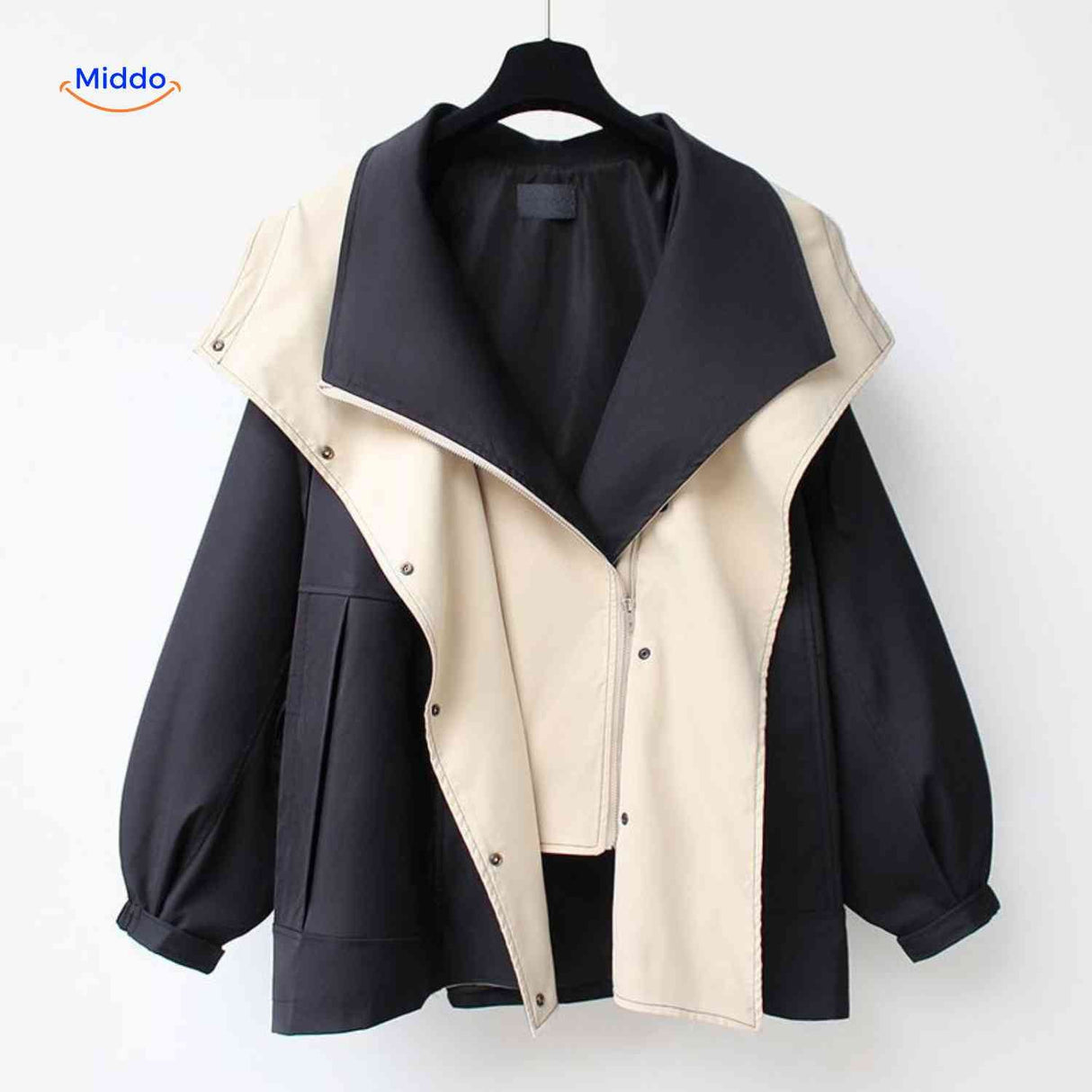 trench-coat déperlant noir avec col contrasté clair, style mode femme