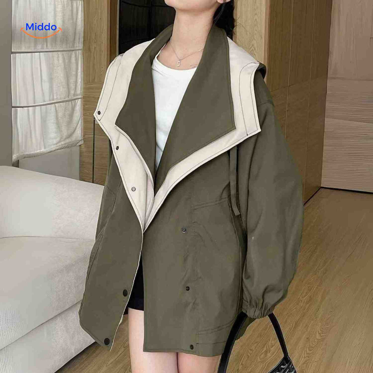 trench-coat vert avec col contrasté, veste déperlante confortable et oversize