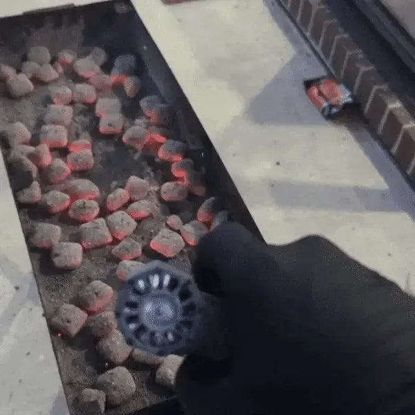 souffleur d'air turbojet pro qui attise les charbons dans un barbecue en quelques secondes