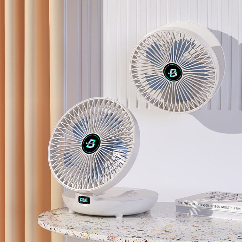deux ventilateurs : l'un posé sur une table, l'autre fixé au mur
