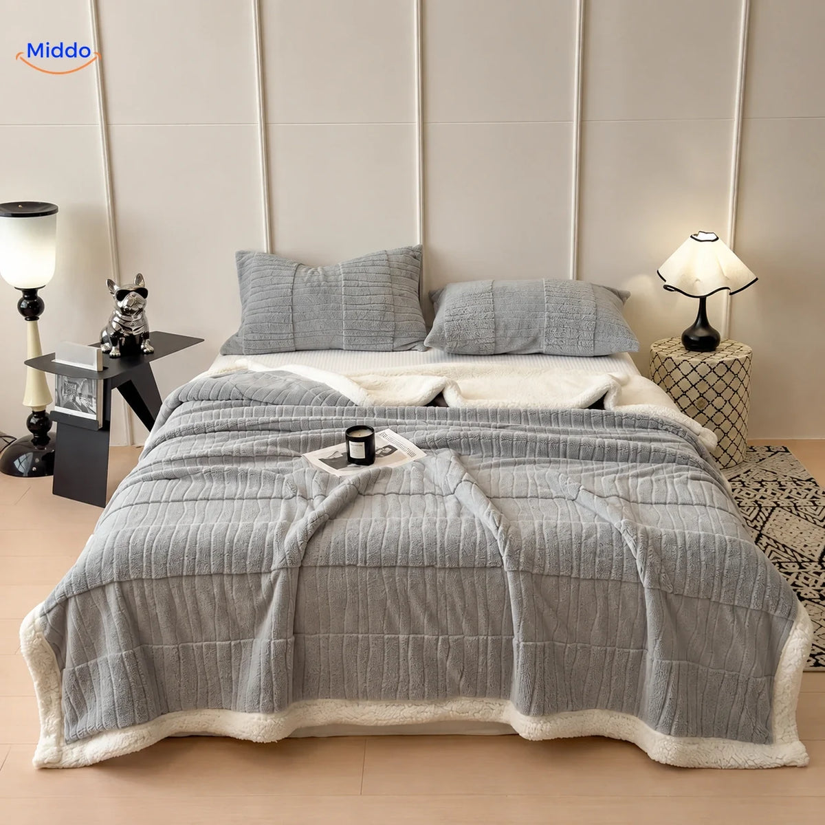 Plaid Winterra à texture ondulée gris clair avec revers doux en polaire