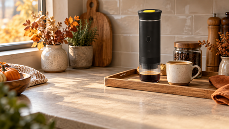BrewMaster noire sur un petit plateau avec une tasse et du plan de travail libre à côté