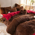 Foto van 5 set Bordeaux fluffy fleece beddengoed met gratis hartjes kussen netje opgemaakt op bed met kleine knuffelbeer.