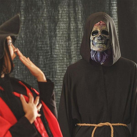 Masque squelette d’Halloween avec cerveau et cou apparents, porté sous une capuche noire avec ceinture en corde