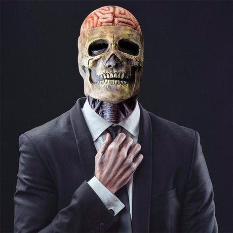 Masque tête de mort avec cerveau apparent et détails du cou, porté avec un costume noir et une cravate pour Halloween