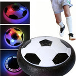 De AirPlay Voetbal met nog 3 foto's van de verschillende kleuren led verlichting en met de benen van een jonge met voetbalschoenen aan op een witte achtergrond