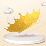 Gele kroonvormige badhoed zweeft boven een witte sokkel.