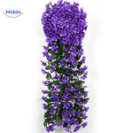 Paarse charmante orchideeën aan de muur