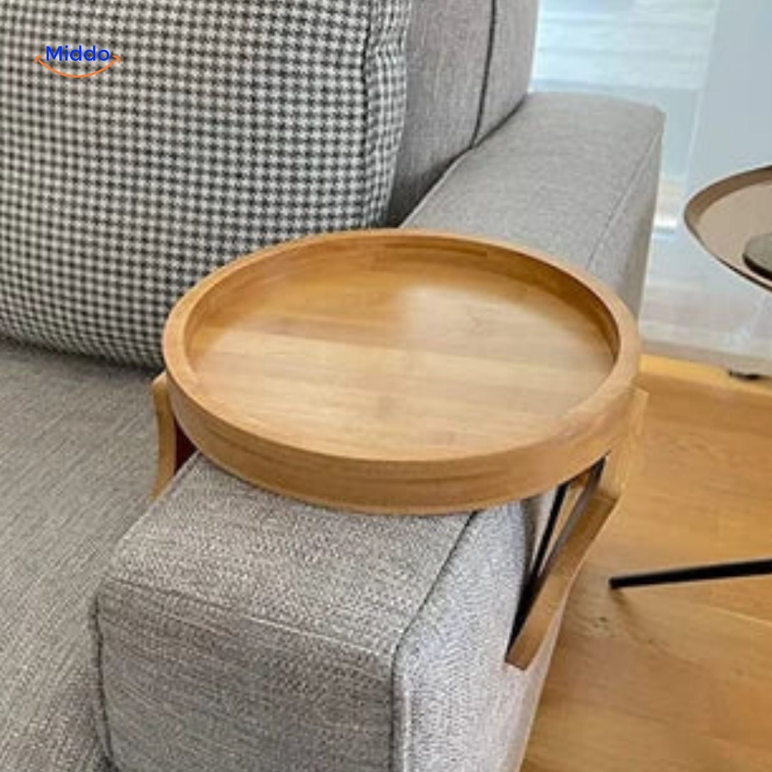 ComfyGrip Sofatafel sur un dossier de canapé bleu middo