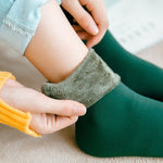 Groene CozyFeetSocks winter Velvet Socks aan voeten