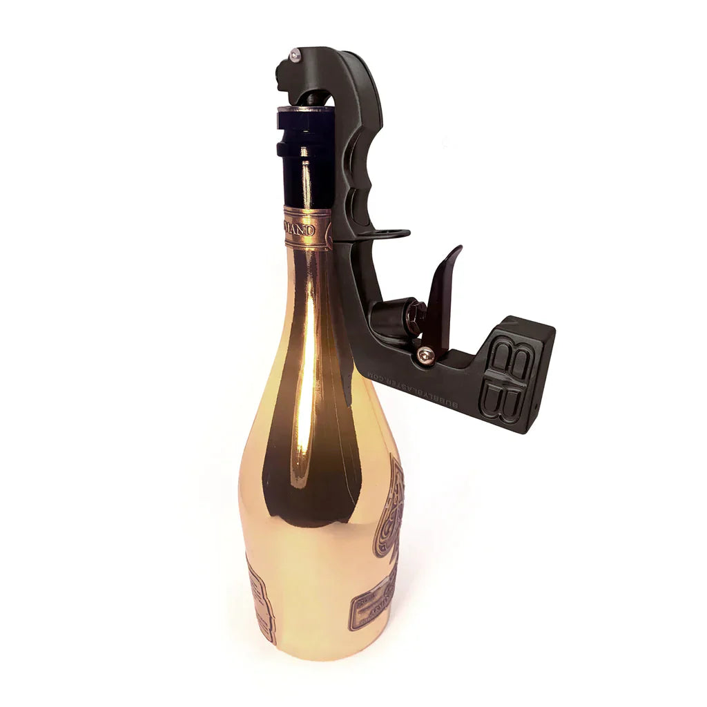 Afbeelding van een drankpistool in zwart aangesloten om een campagnefles.